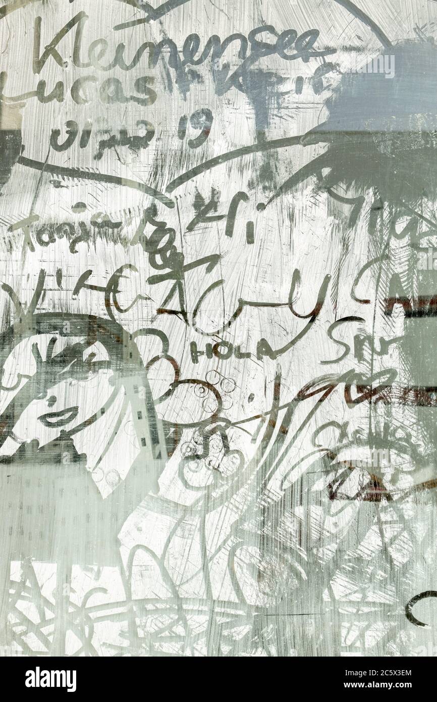 Les dessins et les écrits sur la peinture blanchie à la chaux des fenêtres créent un mess abstrait scribbled Banque D'Images