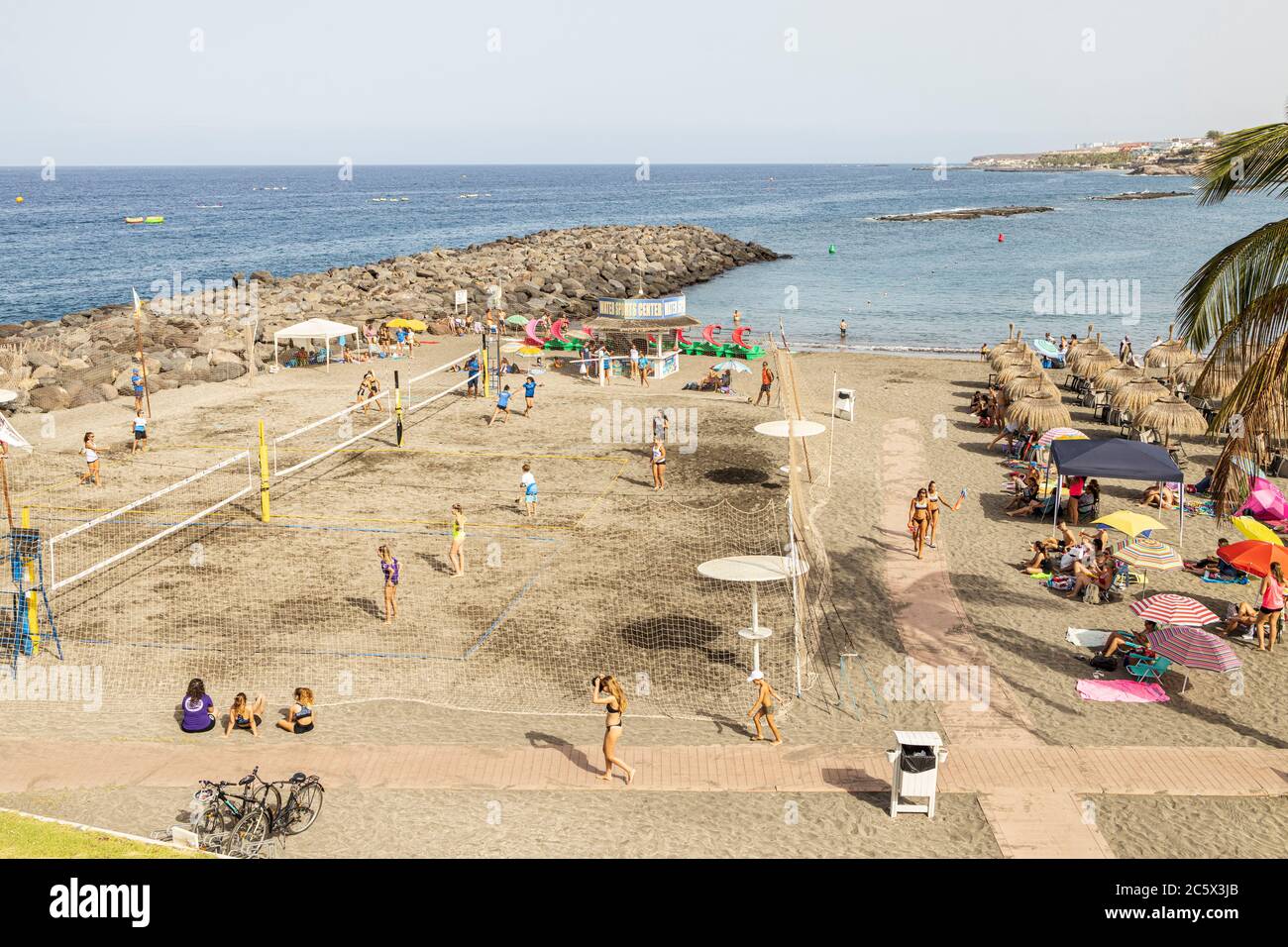 Vue aérienne surplombant les jeux de volley-ball sur la plage de Torviscas à Fañabe avec quelques résidents locaux et aucun touriste dans la suite de l'écluse de 19 Covid Banque D'Images