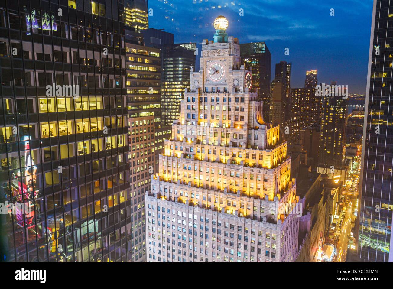 New York City, NY NYC Midtown, Manhattan, Times Square, skyline, gratte-ciel, bâtiment Paramount, horloge, escalier, architecture Art déco, retrait, tour pyramidale Banque D'Images