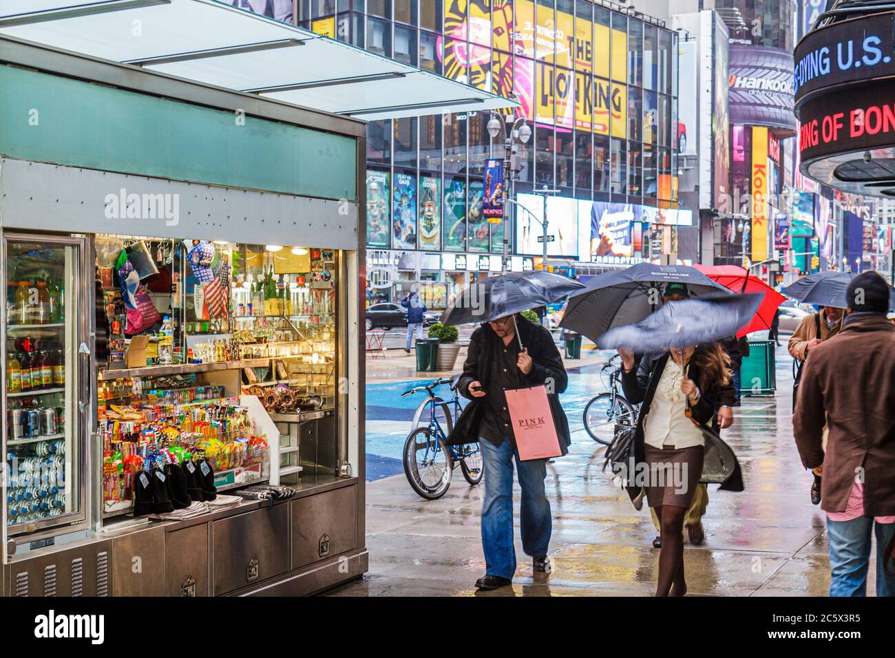 Adults sidewalk shopping nyc people shopping food stall Banque de  photographies et d'images à haute résolution - Alamy