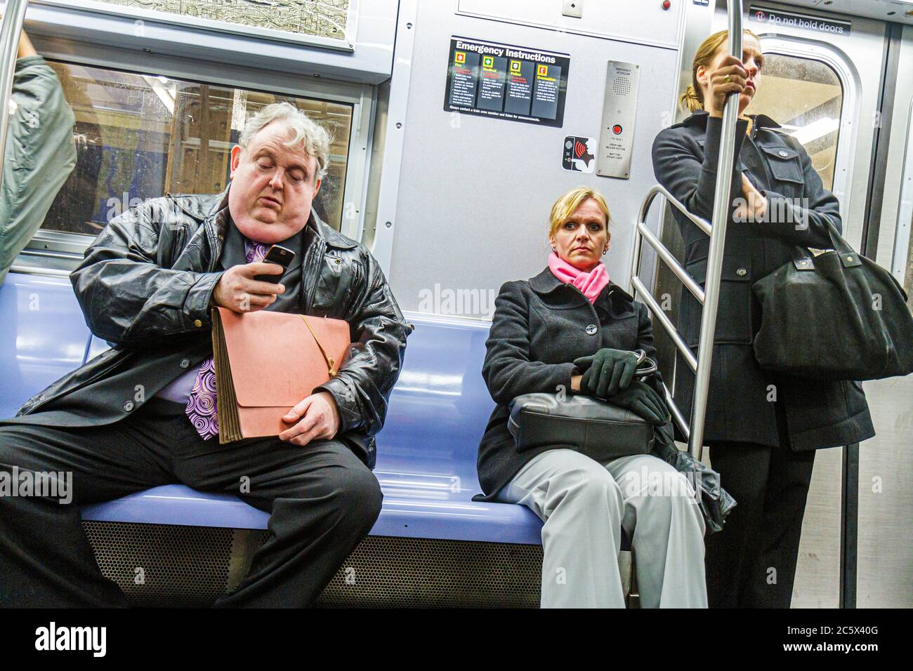 New York City,NY NYC Manhattan,Midtown,MTA,New York City,système de métro,N R Q route autoroute, banlieue,banlieue,train,intérieur,assis,debout,m Banque D'Images