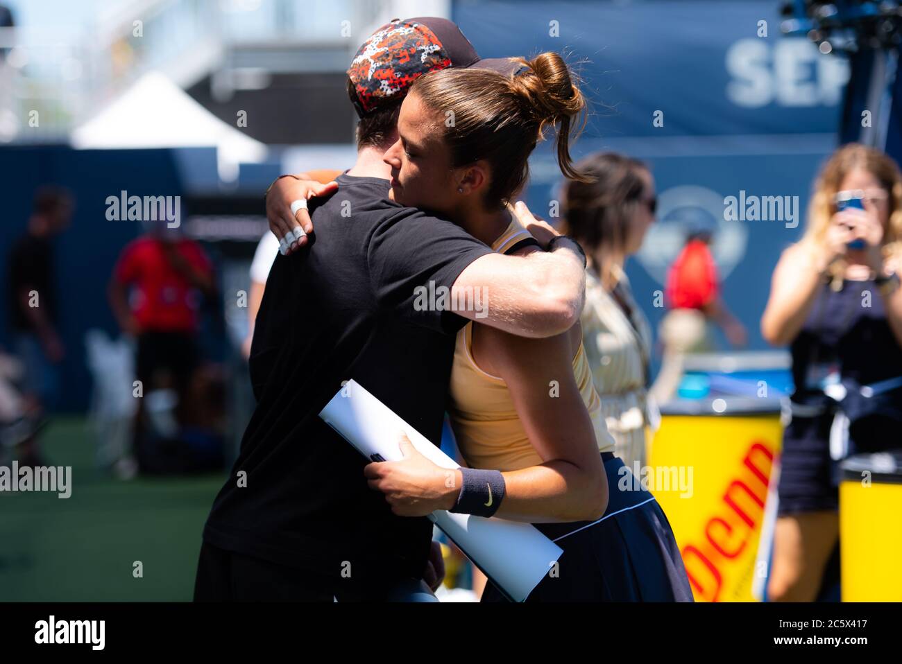 Maria Sakkari de Grèce fait des câlins pour Tom Hill après son deuxième  tour de match au Mubadala Silicon Valley Classic Premier tennis Tournament  2019 Photo Stock - Alamy