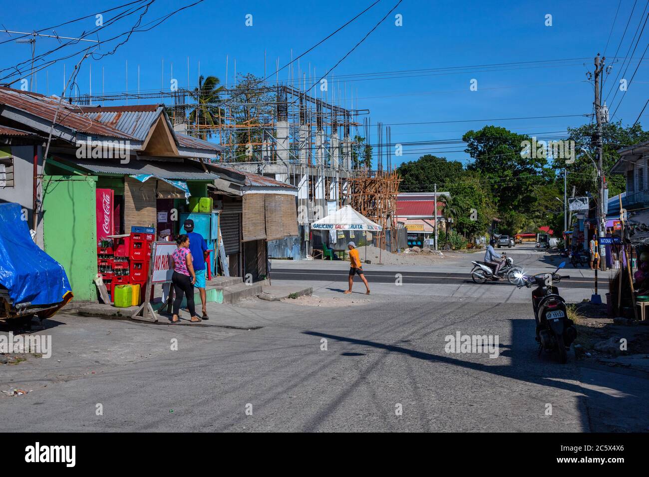 Dumaguete, Philippines - 07 avril 2020 : rue vide du village philippin pendant la quarantaine du coronavirus. Style de vie philippin moderne. Magasins et magasin Banque D'Images