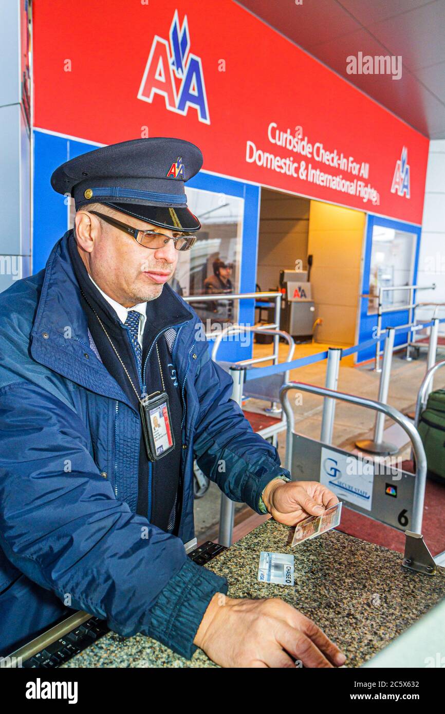 New York City, NY NYC Brooklyn, aéroport international John F. Kennedy, JFK, American Airlines, compagnie, transporteur américain, skycap, homme hommes adultes adultes masculins, trottoir Banque D'Images