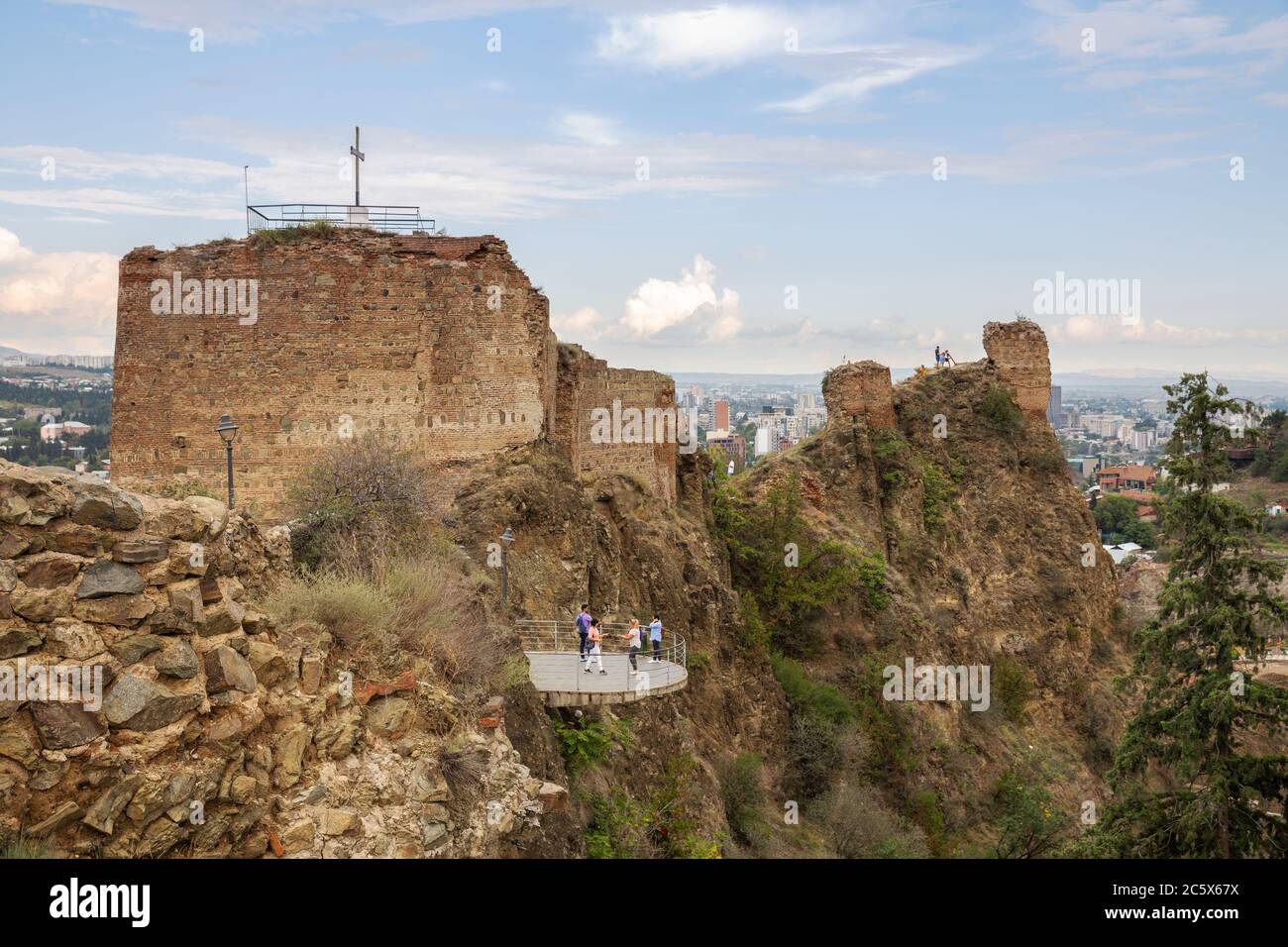 TBILISSI, GÉORGIE - 23 SEPTEMBRE 2018 : les ruines de l'ancienne forteresse de Narikala. Touristes sur la plate-forme de visualisation Banque D'Images