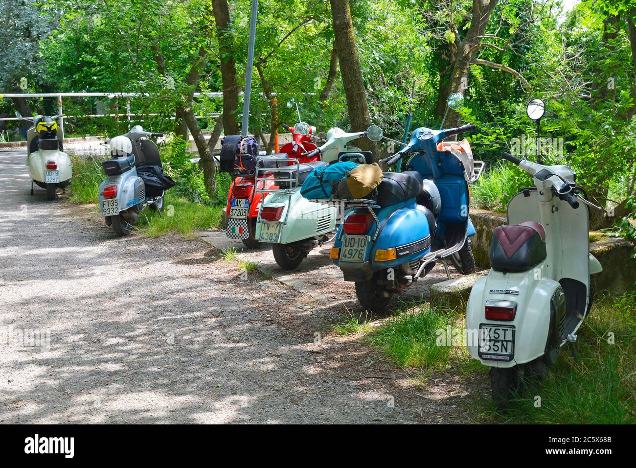 Villaggio di Punta Sdobba, Italie - juin 14 2020. Six Vespa, faisant partie d'un petit rassemblement de Vespa Motorikes garés dans la zone humide d'Isola Della Cona Banque D'Images