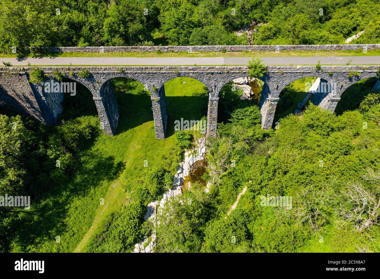 Vue aérienne du Viaduc de Pontsarn près de Morlais et de Merthyr Tydfil dans le sud du pays de Galles. Le viaduc fait maintenant partie du réseau de marche et de vélo de Taff Trail Banque D'Images