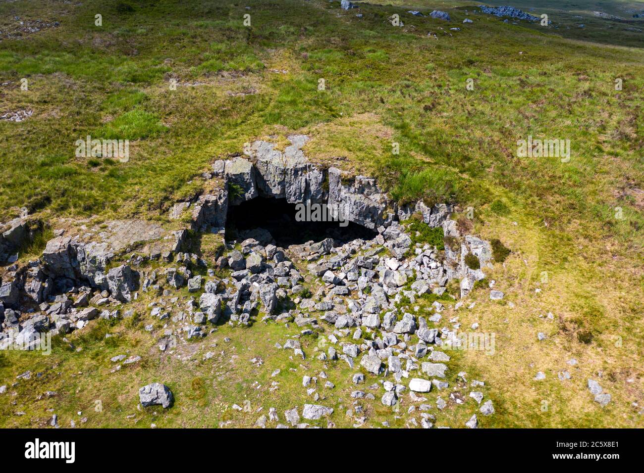 Vue aérienne de la grotte Chartiste historique sur une lande isolée du sud du pays de Galles, au Royaume-Uni Banque D'Images