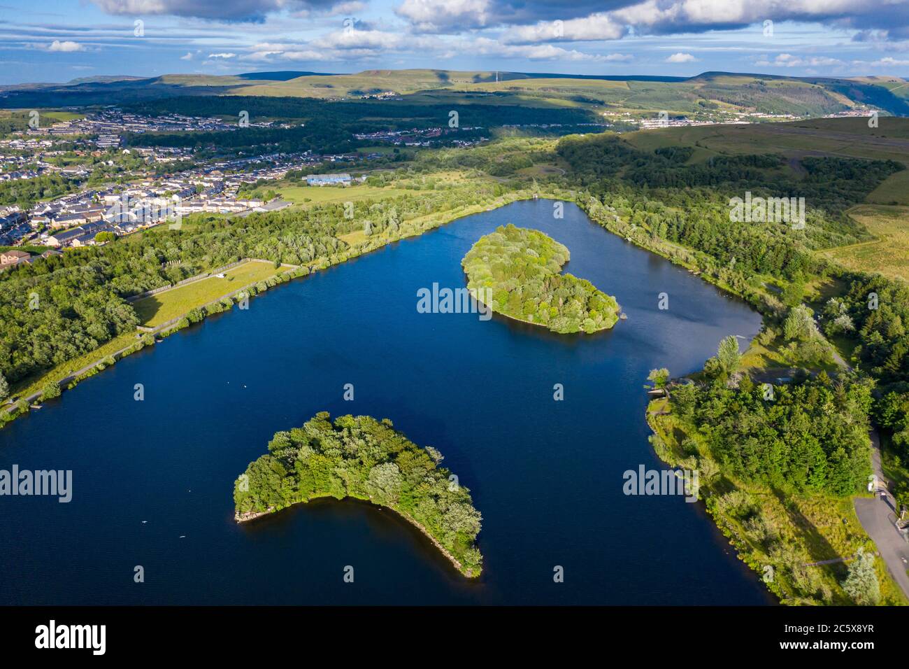 Vue aérienne d'un grand lac dans un cadre rural (Bryn Bach Park, pays de Galles du Sud, Royaume-Uni) Banque D'Images