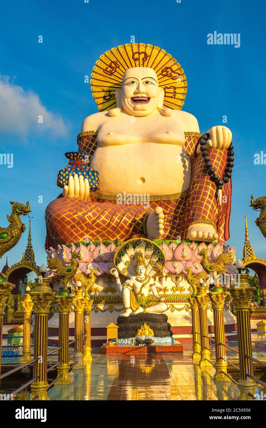 Statue de bouddha géant souriant ou heureux au temple de Wat Plai Laem, Samui, Thaïlande en été Banque D'Images