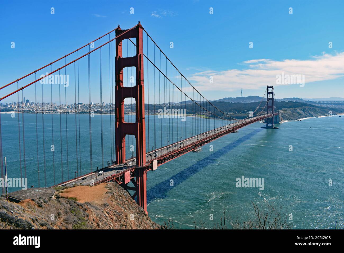 San Francisco vue sur le paysage urbain et la ligne d'horizon à travers le Golden Gate Bridge depuis Battery Spencer sur les Marin Headlands. San francisco, Californie. Banque D'Images