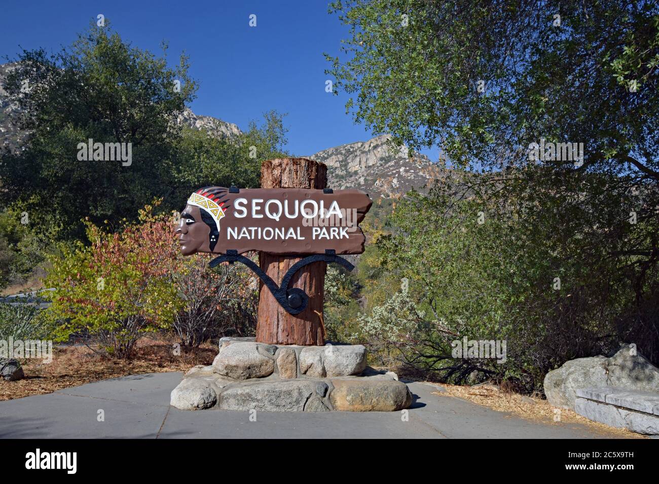 Panneau d'entrée du parc national Sequoia. Une enseigne en bois peinte et sculptée représentant la tête d'un parc national amérindien et de Sequoia. Banque D'Images