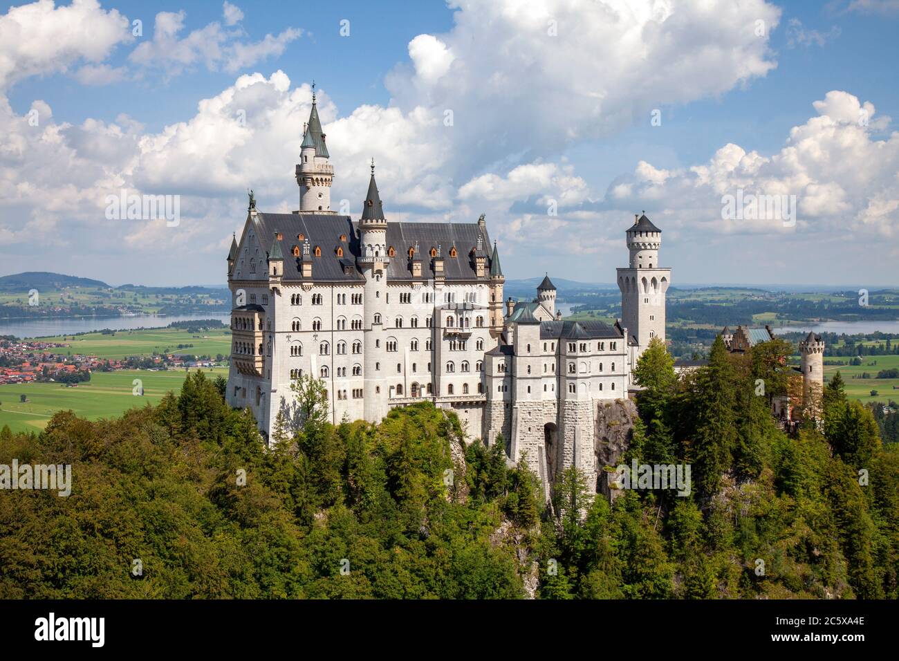 Le château de Neuschwanstein est un palais roman du XIXe siècle situé sur une colline escarpée au-dessus du village de Hohenschwangau, près de Füssen, dans le sud-ouest de Bavari Banque D'Images