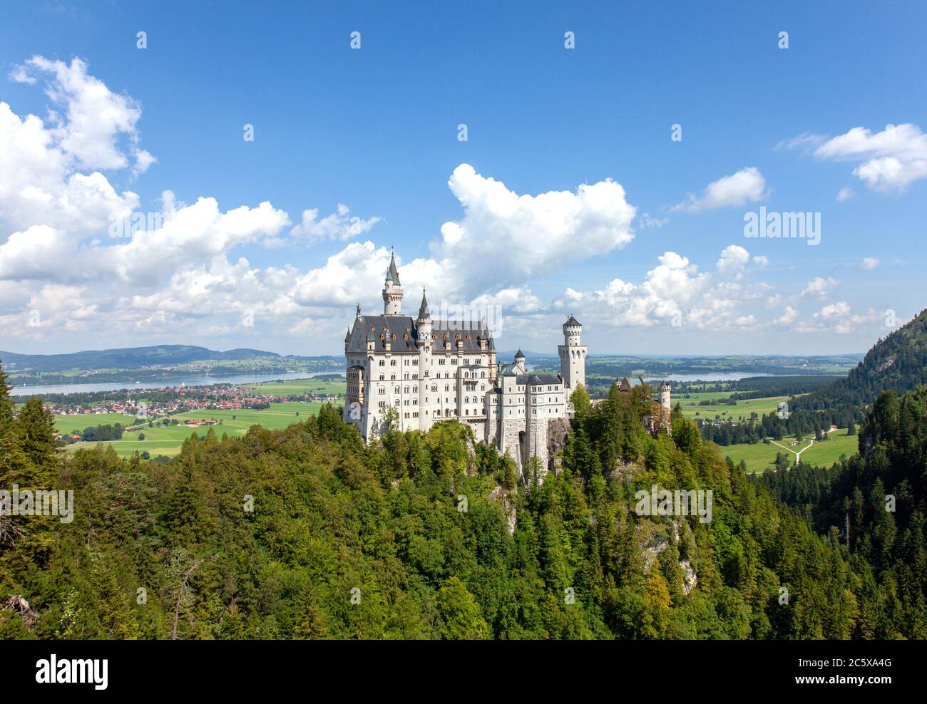 Le château de Neuschwanstein est un palais roman du XIXe siècle situé sur une colline escarpée au-dessus du village de Hohenschwangau, près de Füssen, dans le sud-ouest de Bavari Banque D'Images