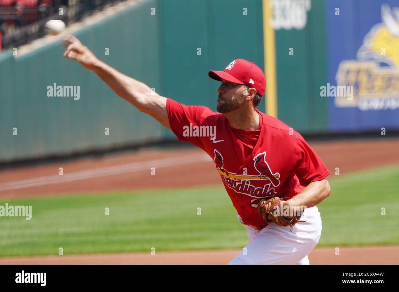 St. Louis, États-Unis. 05e juillet 2020. Le pichet des Cardinals de St. Louis Adam Wainwright livre un terrain lors de la pratique de la batte au stade Busch de St. Louis le dimanche 5 juillet 2020. Les équipes de la Ligue majeure commencent leur saison 2020 juste après la pandémie de COVID-19 qui a causé des mois de retards. Photo de Bill Greenblatt/UPI crédit: UPI/Alay Live News Banque D'Images