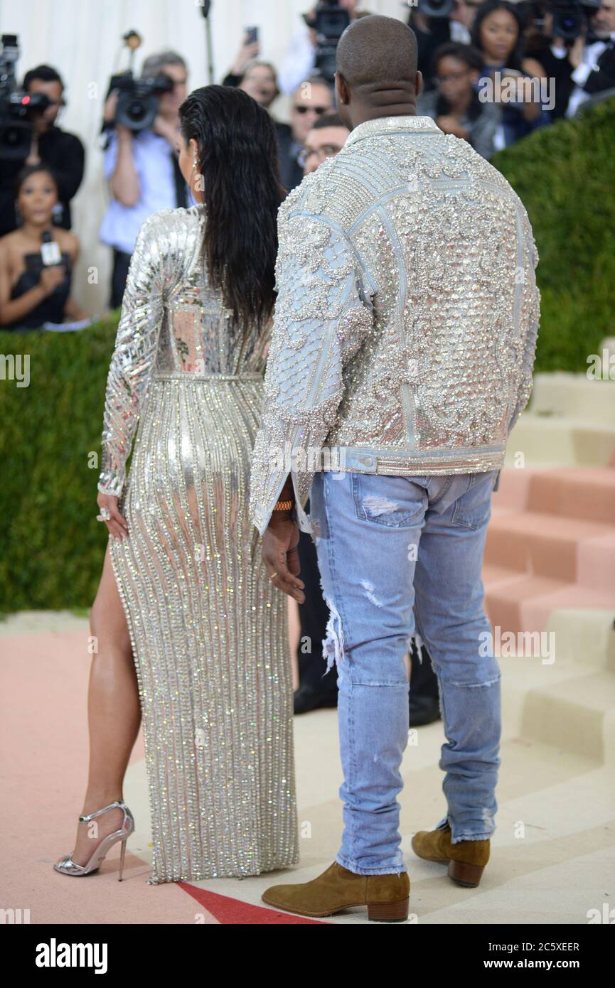 Manhattan, États-Unis d'Amérique. 02e mai 2016. NEW YORK, NY - 02 MAI : (sous embargo jusqu'au 05/03/16) Kim Kardashian, Kanye West arrive pour le gala de l'Institut de costume 'Manus x Machina: Mode in an Age of Technology' au Metropolitan Museum of Art le 2 mai 2016 à New York personnes : Kim Kardashian, Kanye West crédit : Storms Media Group/Alamy Live News Banque D'Images