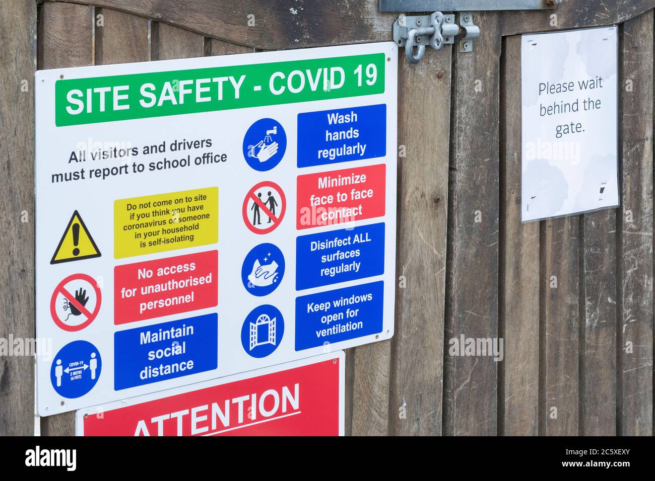 CV19, Covid-19 panneaux d'avertissement et pictogrammes d'avertissement relatifs aux mesures de sécurité sur le site de l'école. À la porte de l'école primaire St. Winnow, Lostwithiel, Cornwall. Banque D'Images