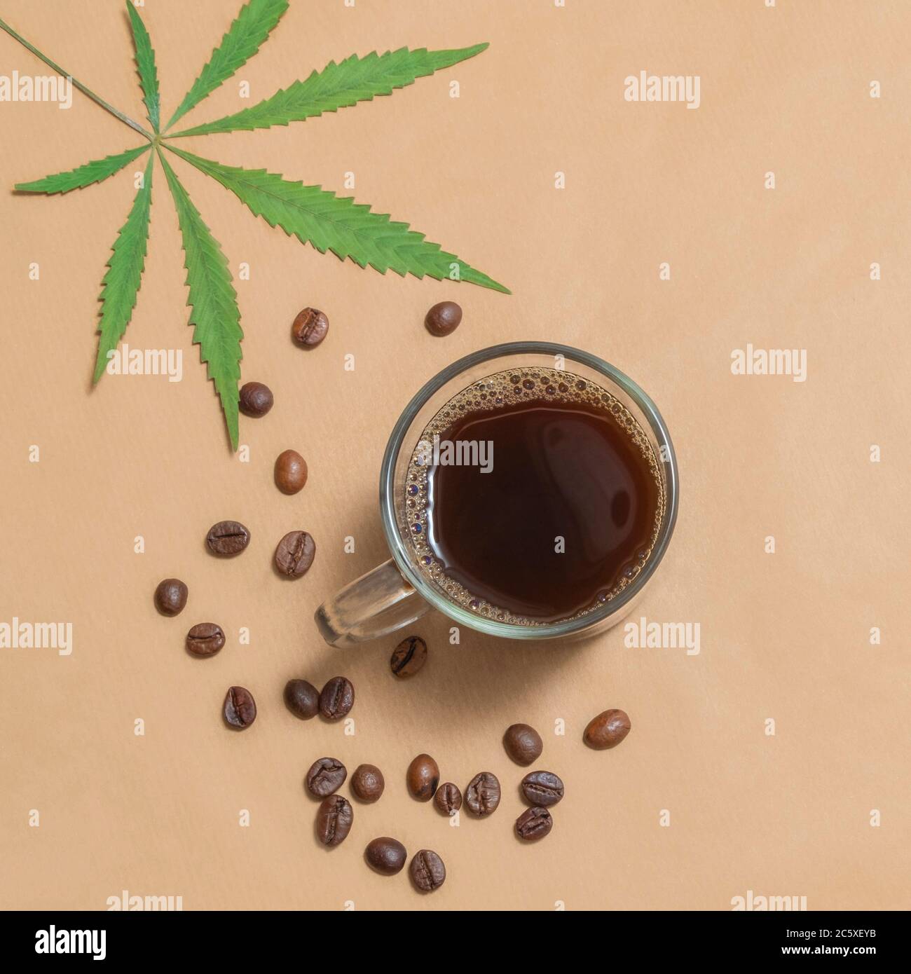 Tasse de café de cannabis avec des haricots et des feuilles de marijuana, concept de diables de marijuana Banque D'Images