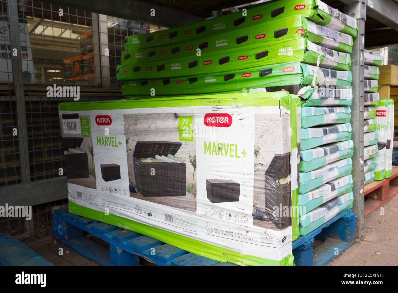 Boîte de rangement en plastique de jardin Keter Marvel plus 270 L. Banque D'Images