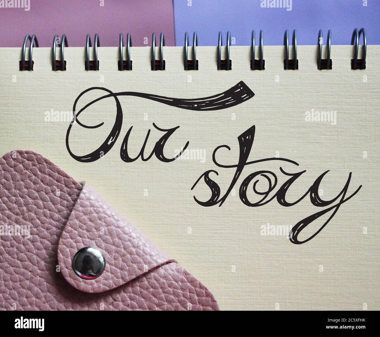 Nos mots Stroy lettering dans le copybook et portefeuille. Concept d'histoire d'entreprise Banque D'Images