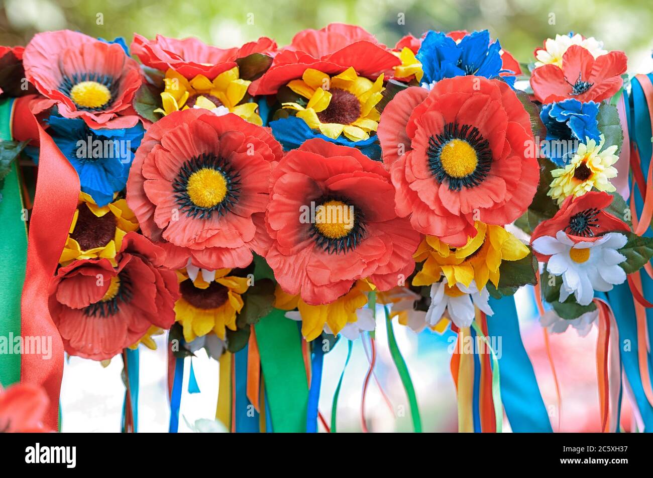 Fleurs artificielles avec bandes colorées. Semblable à des fleurs traditionnelles avec des bandes en Ukraine Banque D'Images