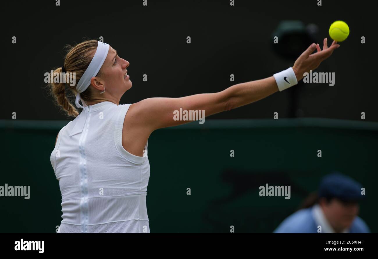 Petra Kvitova, de la République tchèque, en action lors de son troisième match au tournoi de tennis Grand Chelem des Championnats de Wimbledon 2019 Banque D'Images