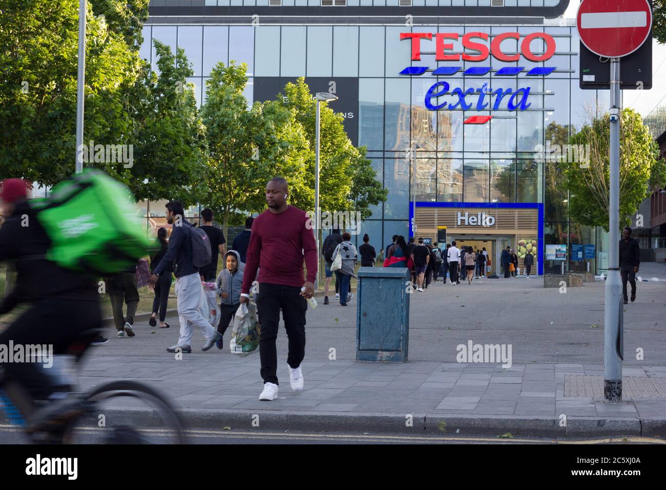 Les clients se sont mis en file d'attente à l'extérieur du supermarché Tesco Extra pendant le confinement de Covid-19 pour les aliments essentiels, en Angleterre Banque D'Images