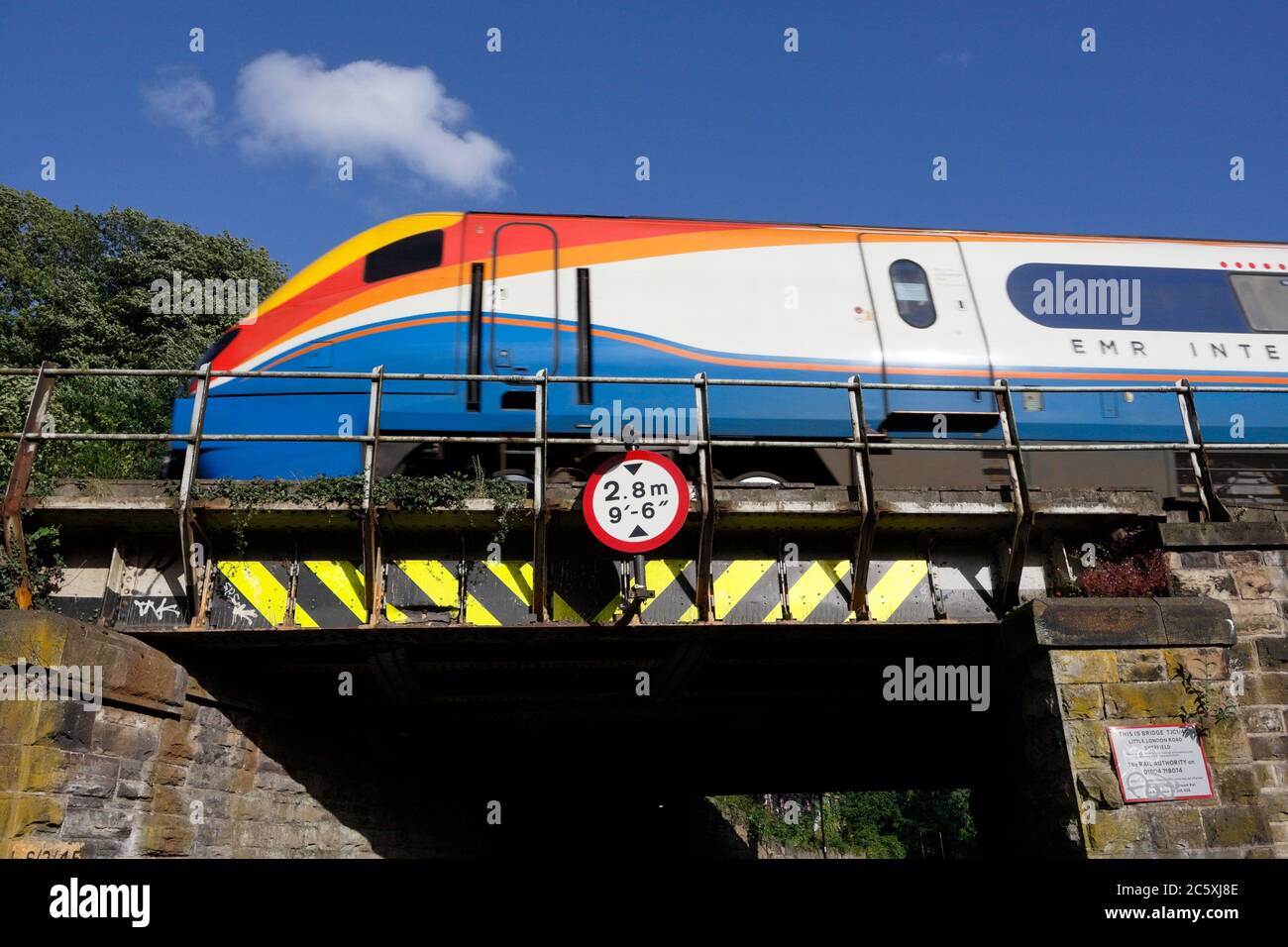 Train de voyageurs de classe 222 East Midlands Railway traversant un pont bas, Abbeydale Sheffield England UK, panneau de hauteur du pont Banque D'Images