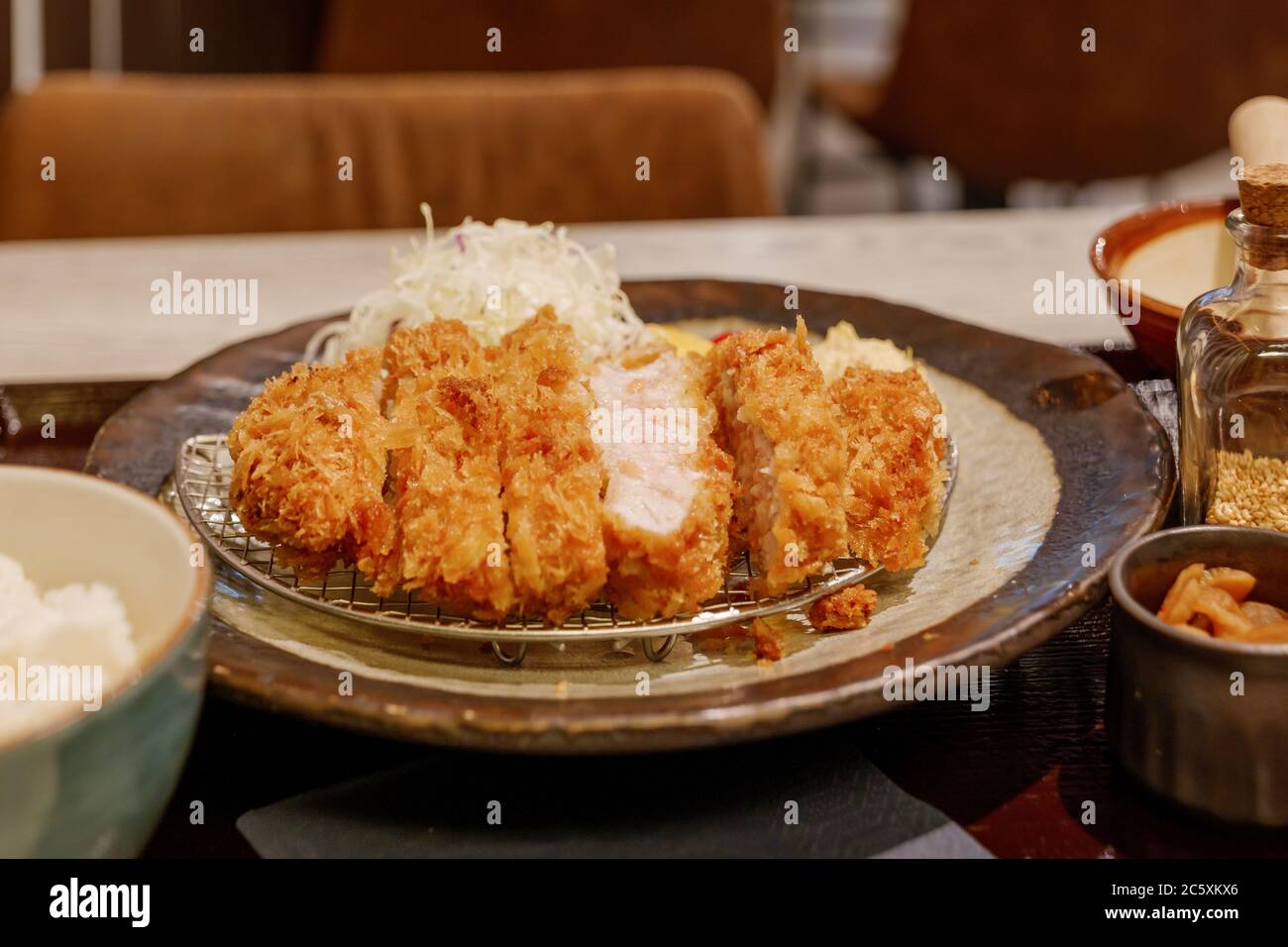 Menu Tonkutsu sélectionné, Porto japonais frits avec riz et soupe miso, sur  table dans un restaurant japonais Photo Stock - Alamy