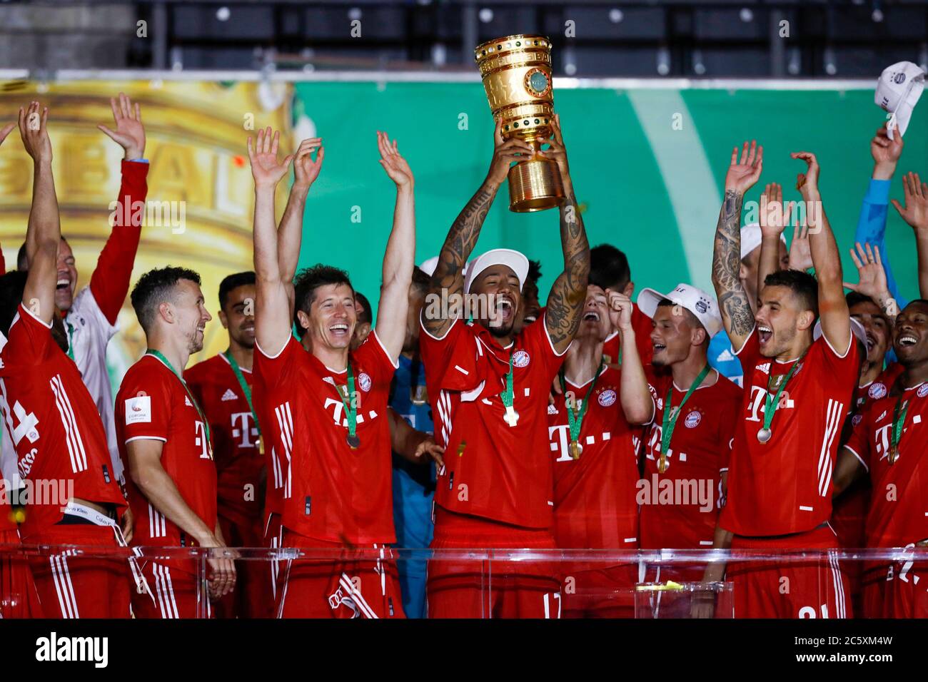 Berlin, Allemagne, 4 juillet 2020, cérémonie du gagnant de la célébration : Jerome BOATENG (FCB 17) avec trophée, Robert LEWANDOWSKI, FCB 9 Lucas HERNANDEZ (FCB 21) au match final DFB Pokal FC BAYERN MUENCHEN - BAYER 04 LEVERKUSEN 4-2 en saison 2019/2020 , FCB Foto : © Peter Schatz / Alay Live News / Hans Rauchensteiner/Pool - LES RÈGLEMENTS DFB INTERDISENT TOUTE UTILISATION DE PHOTOGRAPHIES comme SÉQUENCES D'IMAGES et/ou QUASI-VIDÉO - agences de presse nationales et internationales HORS usage éditorial SEULEMENT Banque D'Images