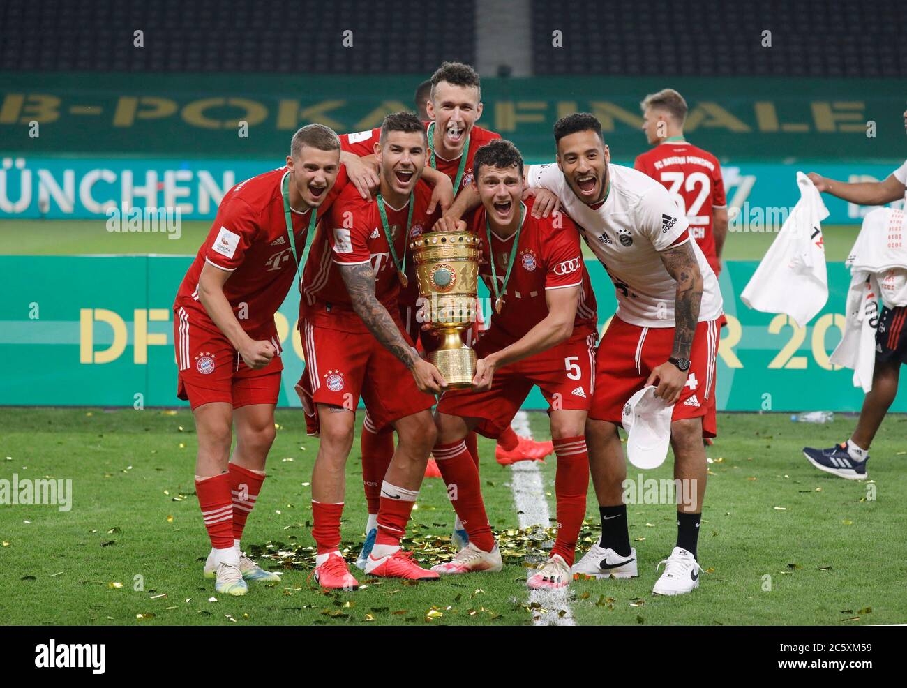 Berlin, Allemagne, 4 juillet 2020, cérémonie des lauréats de la célébration : Mickael (Michael) CUISANCE, FCB 11 Lucas HERNANDEZ (FCB 21) Ivan PERISIC, FCB 14 Benjamin PAVARD, FCB 5 Corentin TOLISSO, FCB 24 avec trophée au match final DFB Pokal FC BAYERN MUENCHEN - BAYER 04 LEVERKUSEN 4-2 en saison 2019/2020 , FCB Foto: © Peter Schatz / Alay Live News / Hans Rauchensteiner/Pool - LES RÈGLEMENTS DFB INTERDISENT TOUTE UTILISATION DE PHOTOGRAPHIES comme SÉQUENCES D'IMAGES et/ou QUASI-VIDÉO - agences de presse nationales et internationales HORS usage éditorial SEULEMENT Banque D'Images