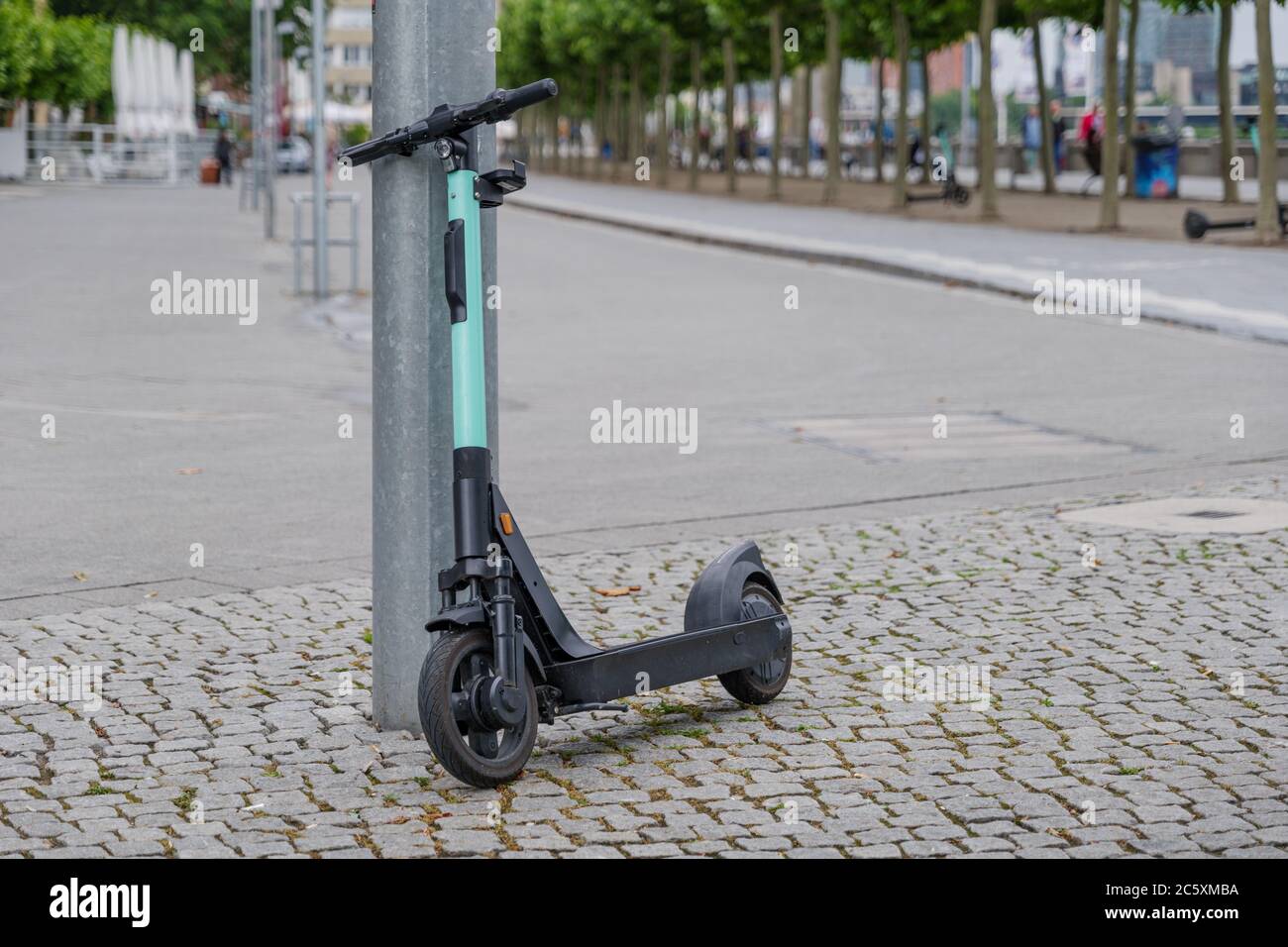 Parc de trottinettes ou de trottinettes électriques sur la promenade le  long du bord du Rhin à Düsseldorf, en Allemagne Photo Stock - Alamy