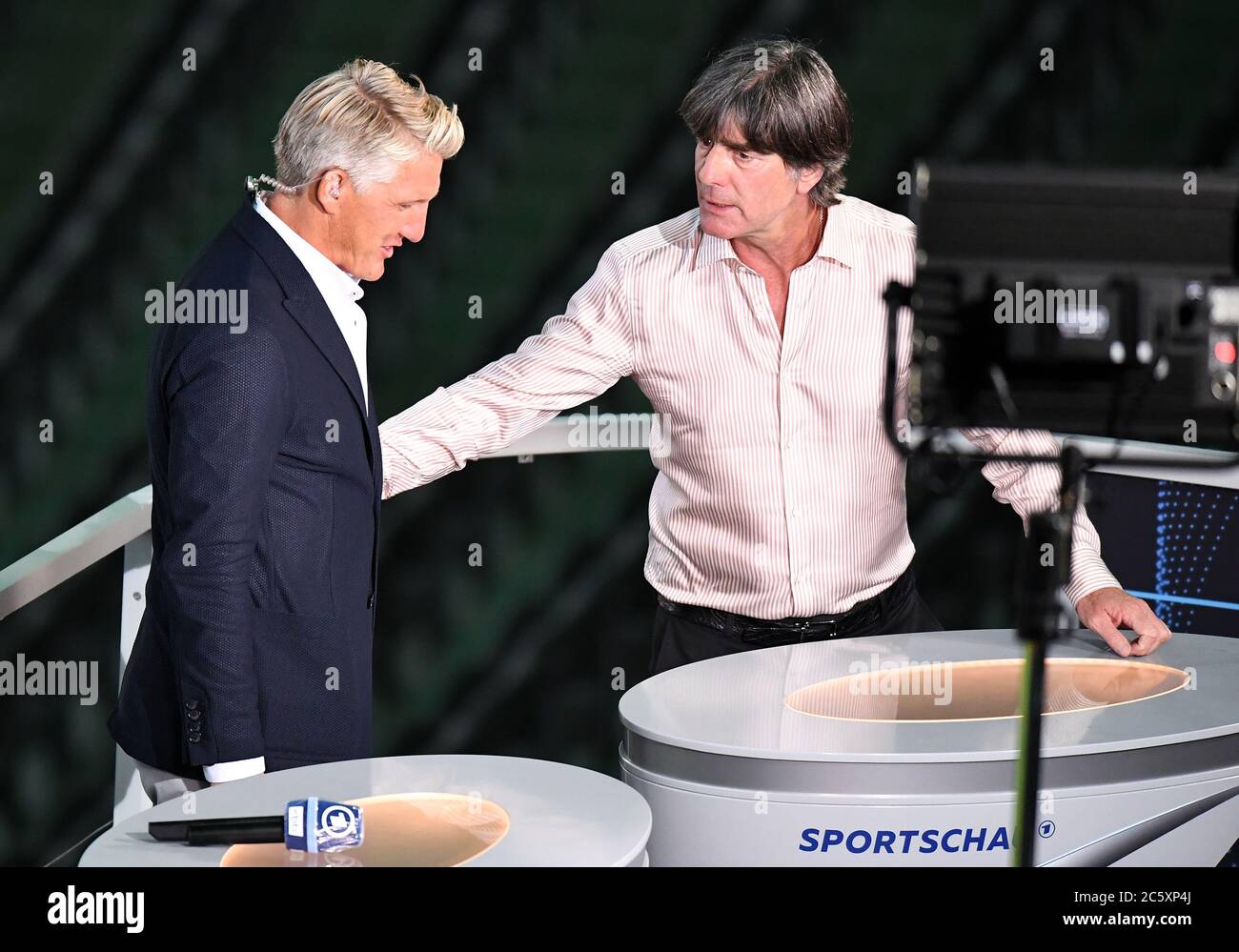 Berlin, Allemagne, 4 juillet 2020, Bastian SCHWEINSTEIGER comme co-présentateur TV allemande, le directeur du DFB Joachim Jogi LOEW, LÖW, au match final du DFB Pokal FC BAYERN MUENCHEN - BAYER 04 LEVERKUSEN 4-2 en saison 2019/2020 , FCB Foto: © Peter Schatz / Alay Live News / Matthias Koch/Pool - LES RÉGLEMENTATIONS DFB INTERDISENT TOUTE UTILISATION DE PHOTOGRAPHIES comme SÉQUENCES D'IMAGES et/ou QUASI-VIDÉO - agences de presse nationales et internationales EXCLUSIVEMENT à usage éditorial Banque D'Images