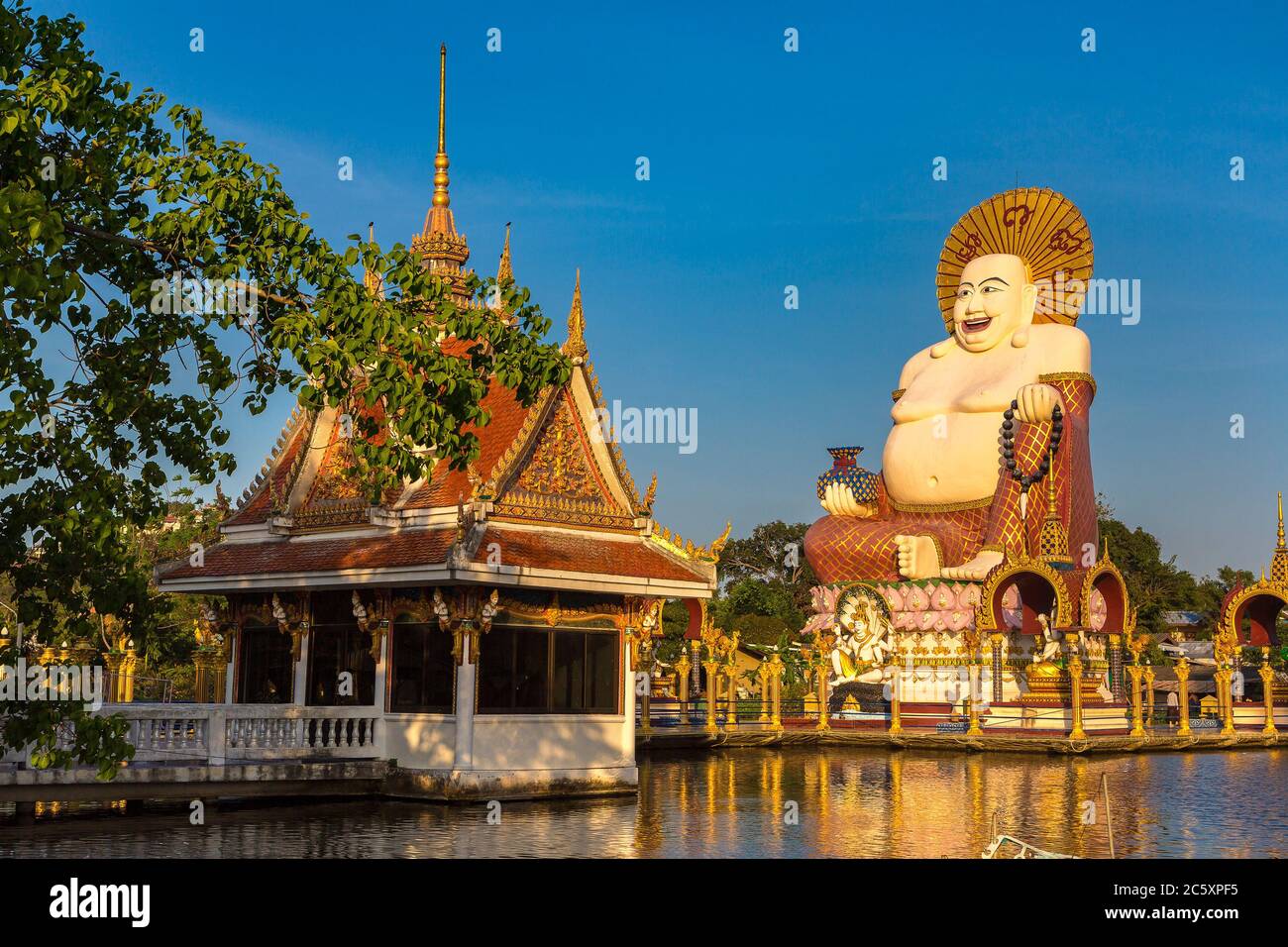 Statue de bouddha géant souriant ou heureux au temple de Wat Plai Laem, Samui, Thaïlande en été Banque D'Images