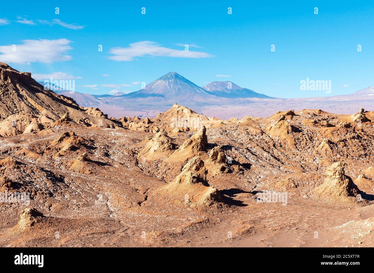 Formations rocheuses géologiques dans la vallée de la lune du désert d'Atacama avec le volcan Licancabur, Chili. Banque D'Images