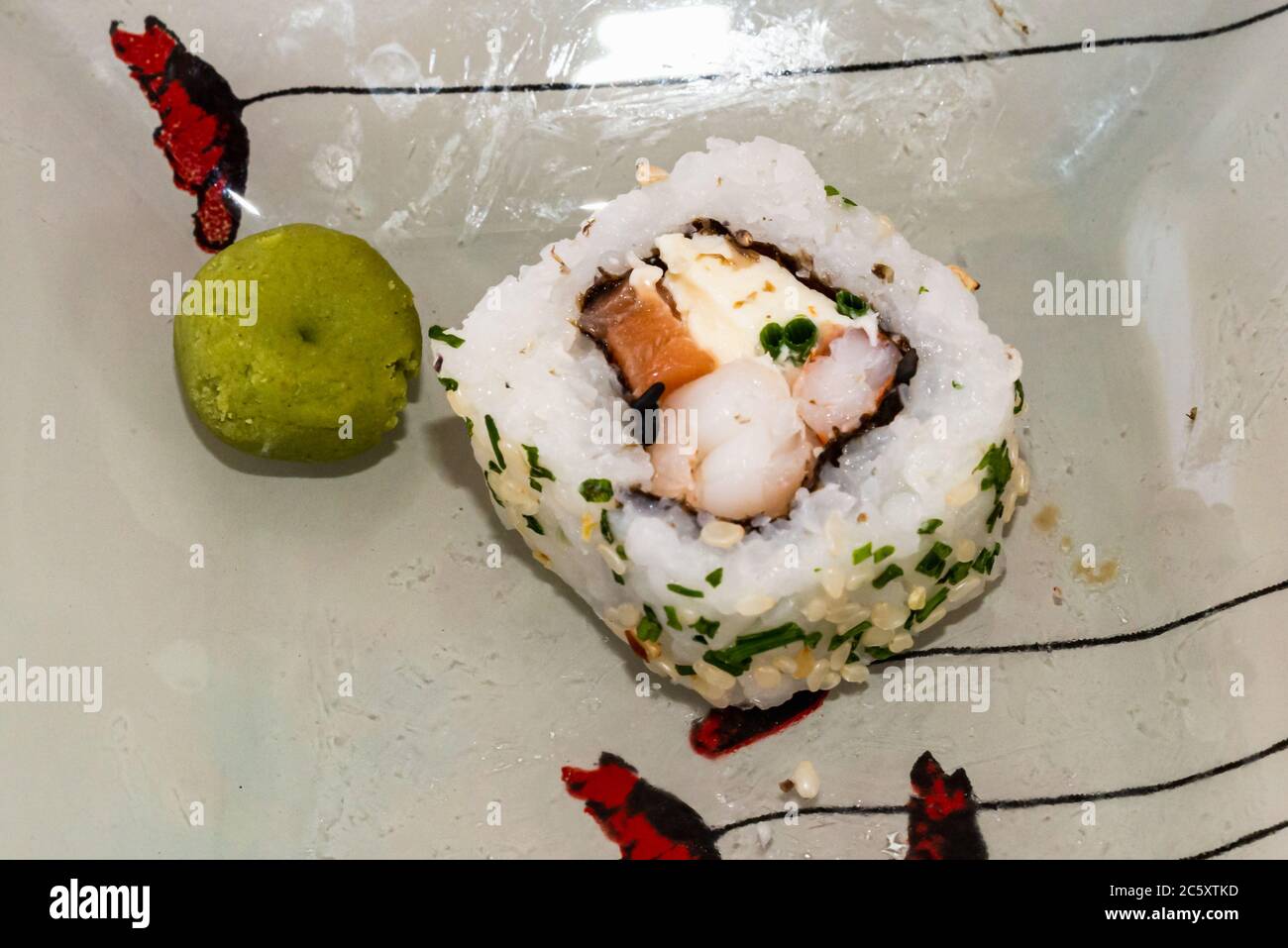 Les sushis japonais sont excellents. Maki et petits pains au thon, au saumon et à l'avocat. Vue de dessus du rouleau de sushi. wasabi. Foyer sélectif. Banque D'Images