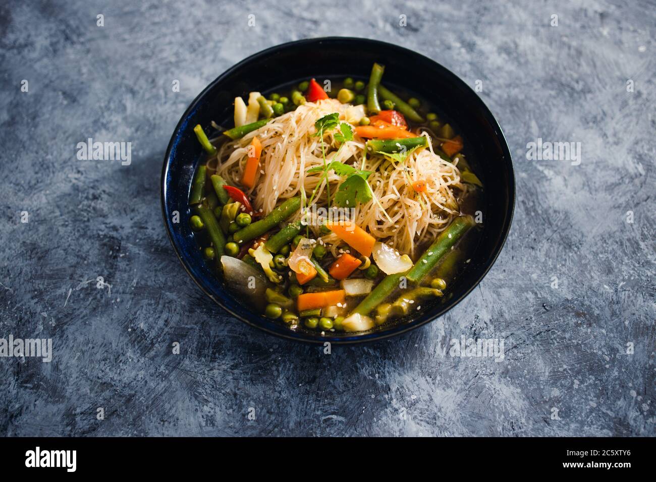 recettes alimentaires saines à base de plantes concept, soupe végétalienne de laksa avec nouilles vermicelles et légumes sautés Banque D'Images