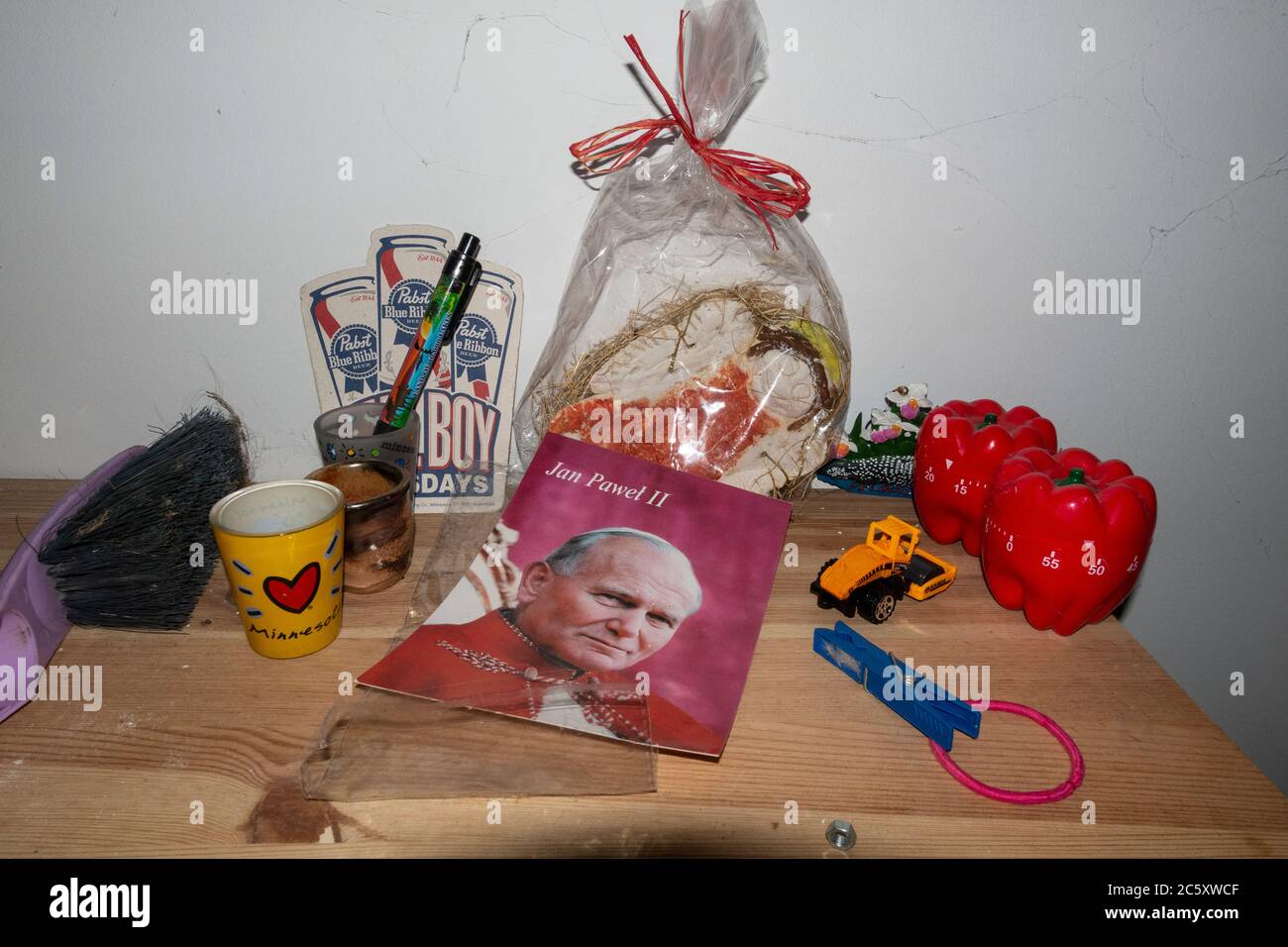 Hommage au Pape Jean-Paul II sur la tablette de la chambre à coucher comprenant la brosse, les poivrons rouges en plastique, brosse, coupe et plastique enveloppé art. Zawady Gmina Rzeczyca Pologne Banque D'Images