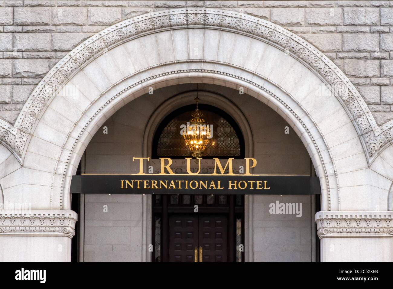 Panneau sur la façade du bâtiment à l'entrée de l'hôtel Trump International à Washington. Anciennement le vieux bureau de poste et le bâtiment de la Tour de l'horloge. Banque D'Images