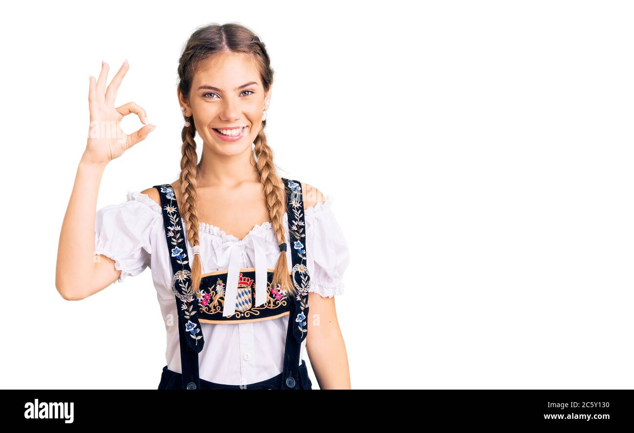 Belle femme caucasienne avec cheveux blonds portant des vêtements traditionnels octobre-berfest sourire positif faire signe ok avec la main et les doigts. Réussi ex Banque D'Images