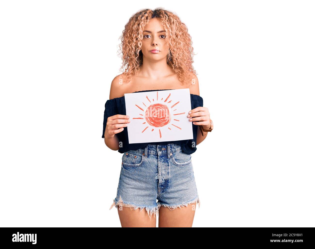 Jeune femme blonde avec cheveux bouclés tenant le soleil dessiner l'attitude de pensée et l'expression sobre regardant l'auto-confiance Banque D'Images