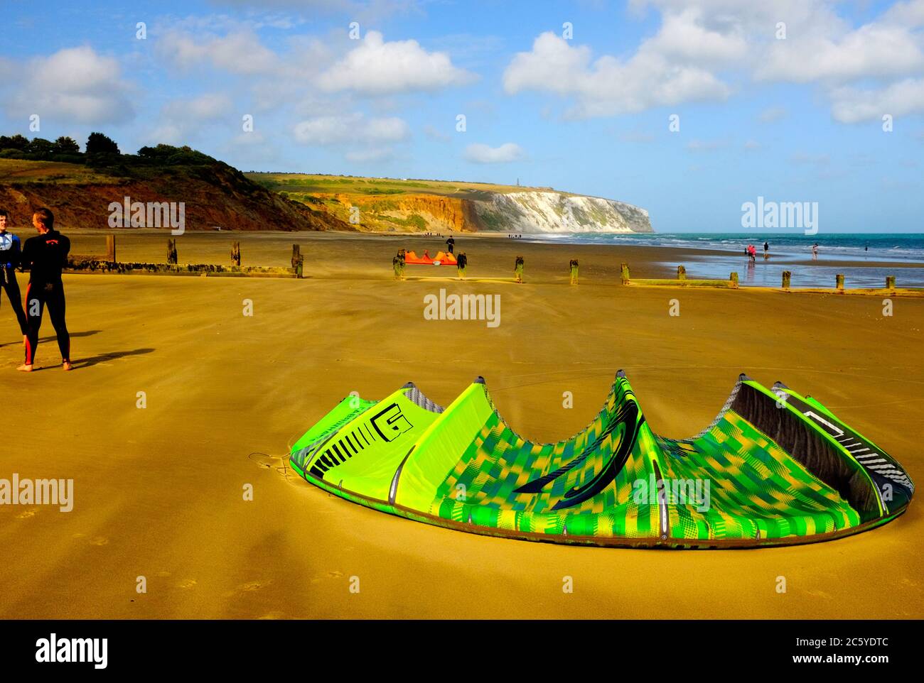 Kiteboarding kitesurf à la plage de Yaverland sur l'île de Wight. Banque D'Images