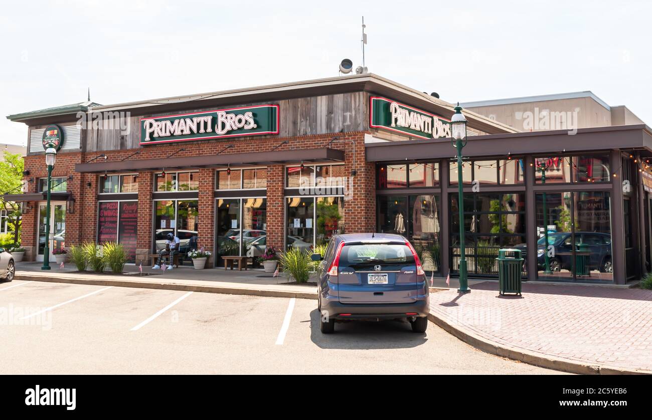 Une voiture garée devant le restaurant Primantis Brothers dans le complexe commercial Waterfront, Homestead, Pennsylvanie, États-Unis Banque D'Images
