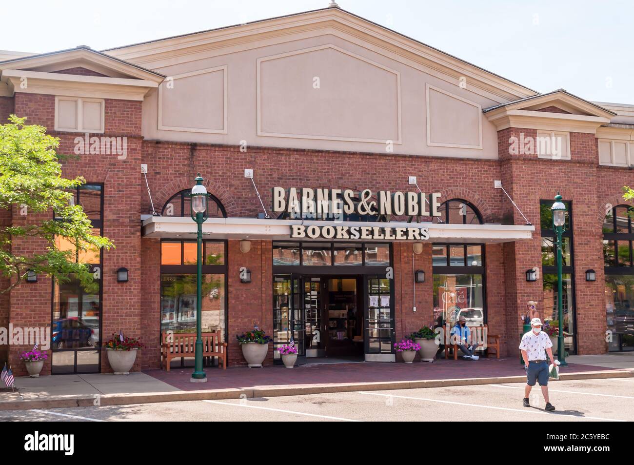 La librairie Barnes and Noble dans le complexe commercial Waterfront pendant une journée ensoleillée d'été, Homestead, Pennsylvanie, États-Unis Banque D'Images