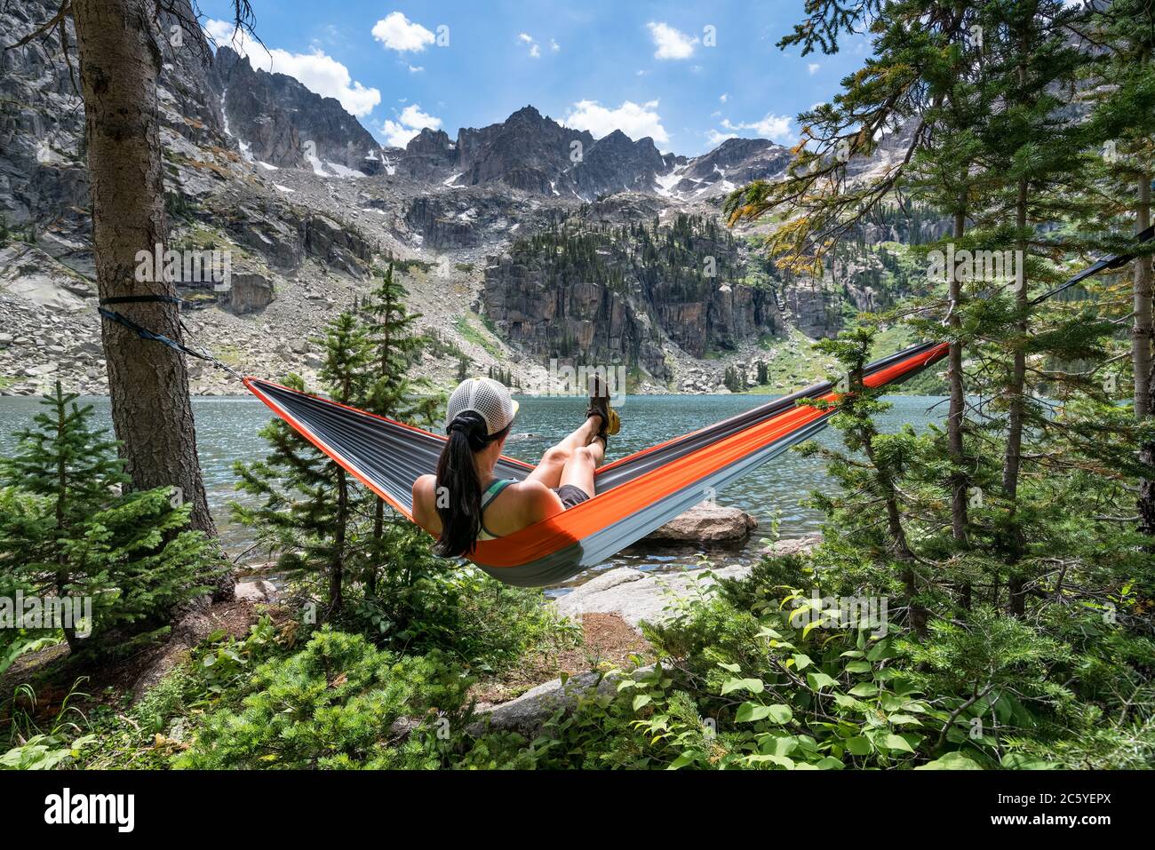 Détente dans un hamac au Crater Lake, Granby Colorado USA Banque D'Images