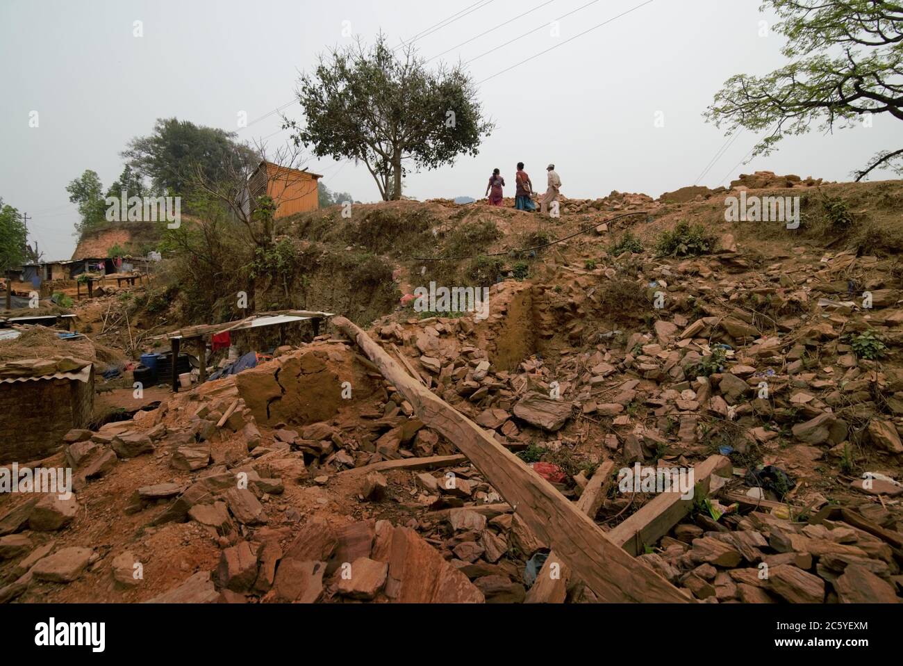 Des villageois marchent sur un passage rural, un an après les tremblements de terre et les glissements de terrain de 2015 à Chandani Mandan, district de Kavrepalanchowk, au Népal. Banque D'Images