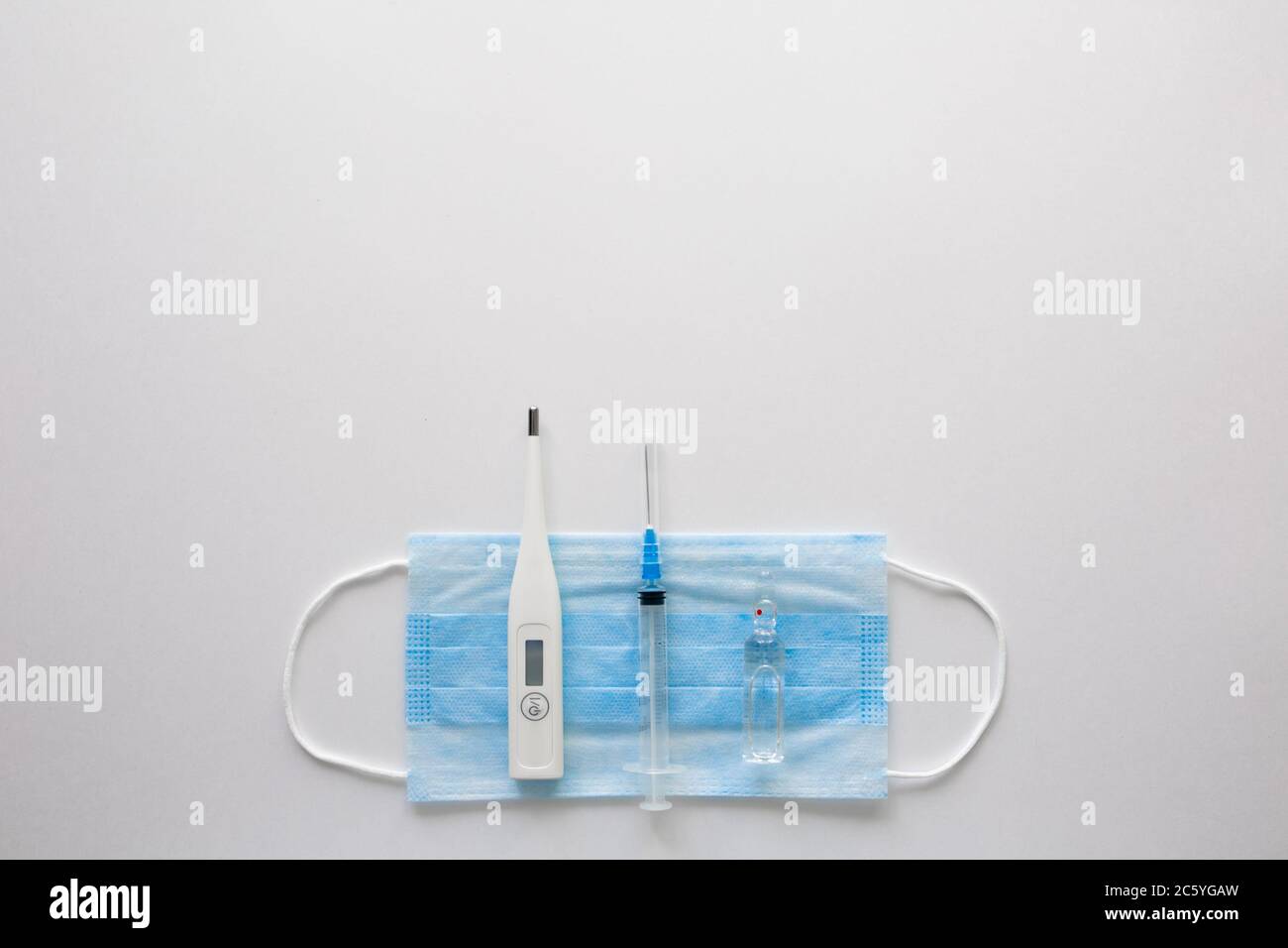 masque médical sur fond noir.masque de visage. masque pour maladies. Thermomètre et médicament. L'image d'une seule personne. Bandage respiratoire médical sur le visage. Le concept de coronavirus de quarantaine Banque D'Images