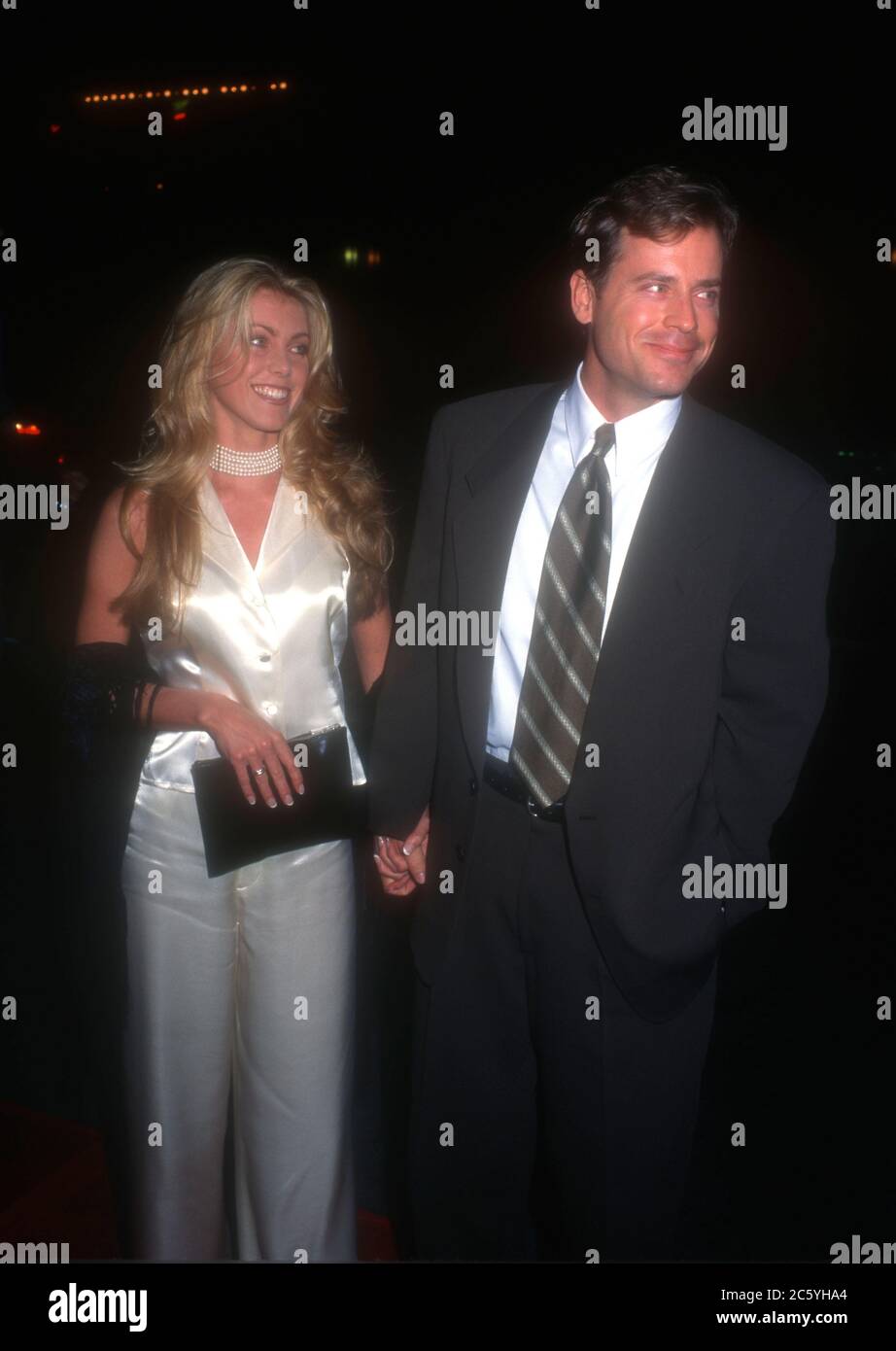 Westwood, Californie, Etats-Unis 8 décembre 1995 l'acteur Greg Kinnear et Helen Labdon assistent à la première de Paramount Pictures 'Sabrina' le 8 décembre 1995 au Mann National Theatre de Westwood, Californie, Etats-Unis. Photo par Barry King/Alay stock photo Banque D'Images