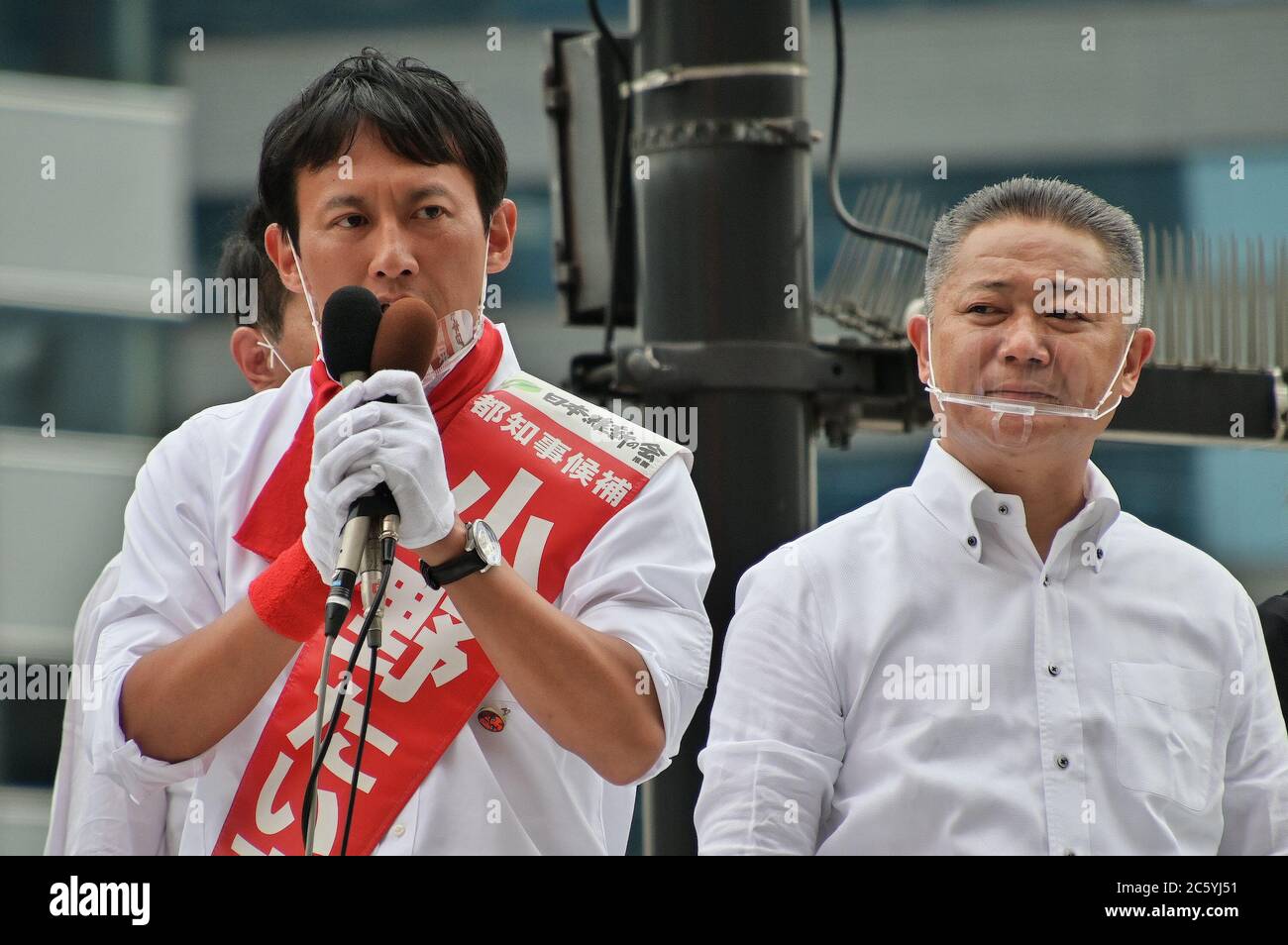 Le candidat, Taisuke Ono, ancien vice-gouverneur de la préfecture de Kumamoto, prononce un discours lors de la campagne électorale du gouverneur de Tokyo près de la gare Shinjuku à Tokyo, au Japon, le 3 juillet 2020. Banque D'Images