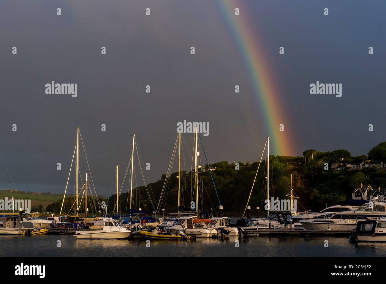 Kinsale, West Cork, Irlande. 6 juillet 2020. Un arc-en-ciel semble se terminer ce matin sur les bateaux de Castlepark Marina, à Kinsale, comme prélude à une journée de soleil et de douches. Crédit : AG News/Alay Live News Banque D'Images